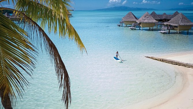 Stand-Up Paddeln am Strand