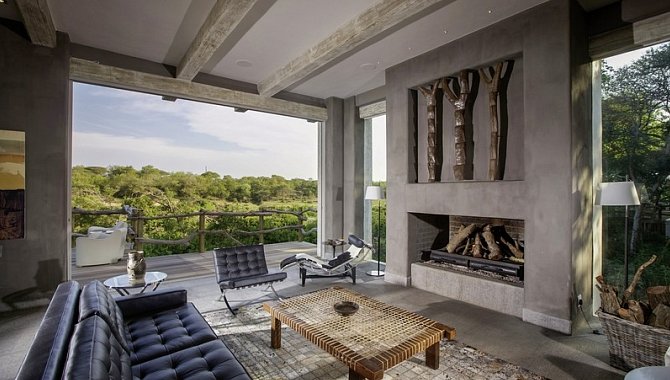 Offenes Wohnzimmer mit großem Kamin