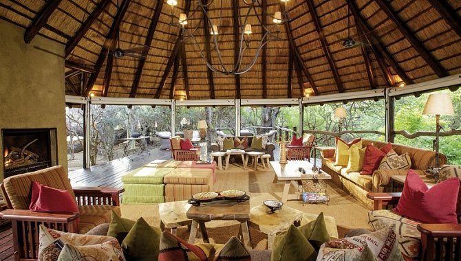 Lodge mit großer Fensterfront