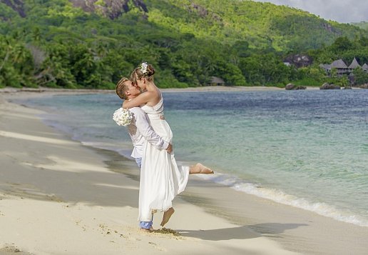glückliches Pärchen am Strand