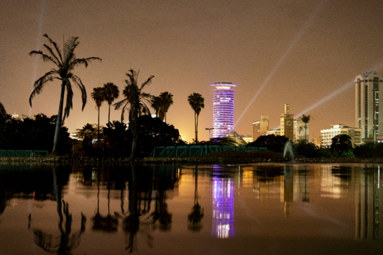 Skyline von Nairobi bei Nacht mit beleuchtetem Kenyatta International Conference Centre.