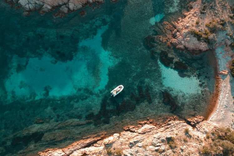 Der Strand von Sant Amanza von oben