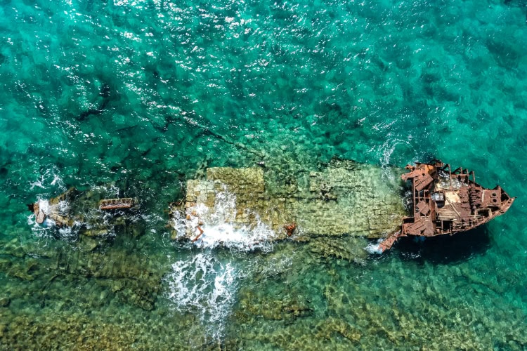 Ein im gestrandetes Schiff im Meer vor Gramvousa