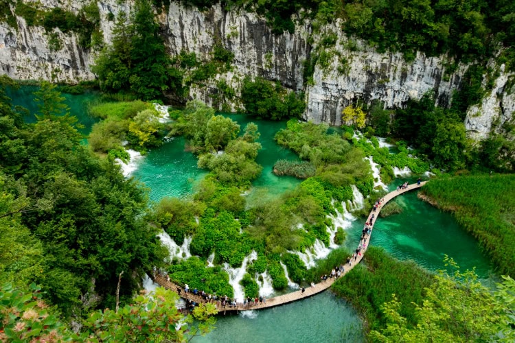 Felsen, Bäume, Wasserfall von Plitvice