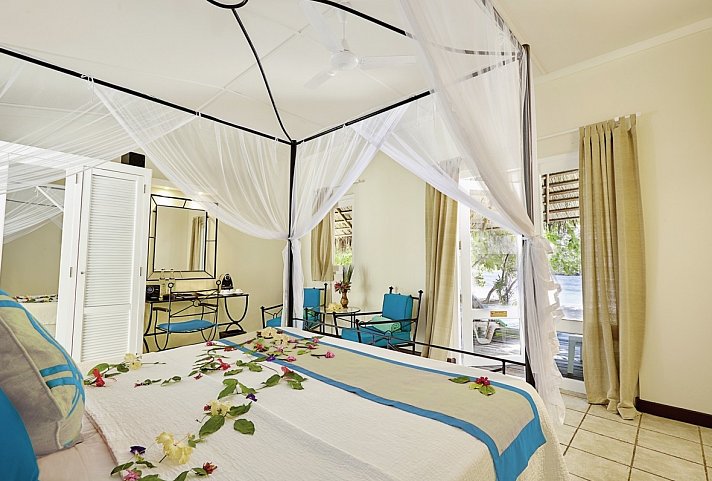 Hotelzimmer mit Rosenblättern auf dem Bett