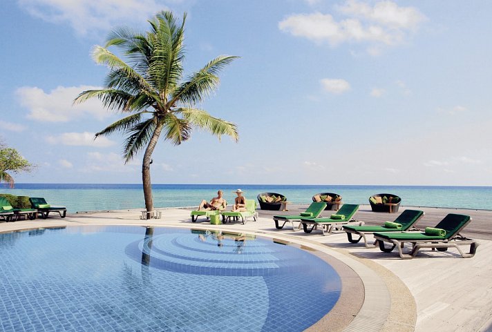 runder Pool mit Liegen