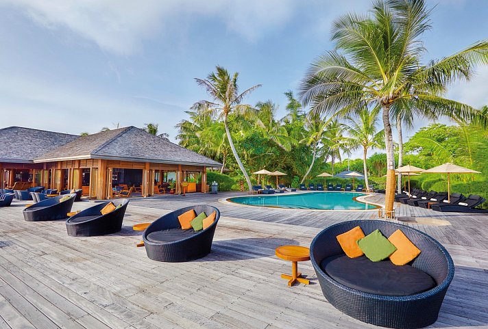 Hotelpool und Sitzgelegenheiten für jeweils 2 Personen