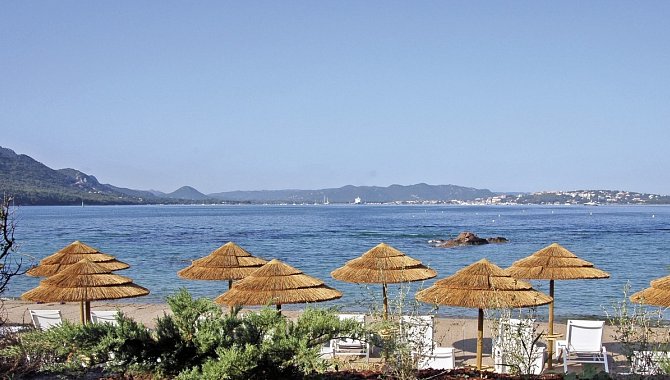 Strand mit Sonnenschirmen