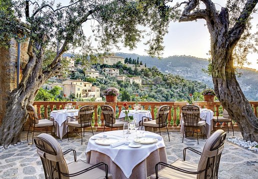 Hotelrestaurant auf Terrasse mit Ausblick auf die Hügel und den Ort
