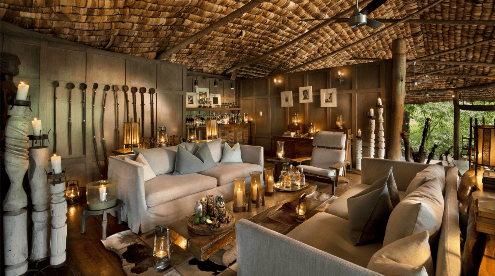 Gemütlicher Wohnraum mit Sofas, Naturholzdekor und stimmungsvoller Beleuchtung