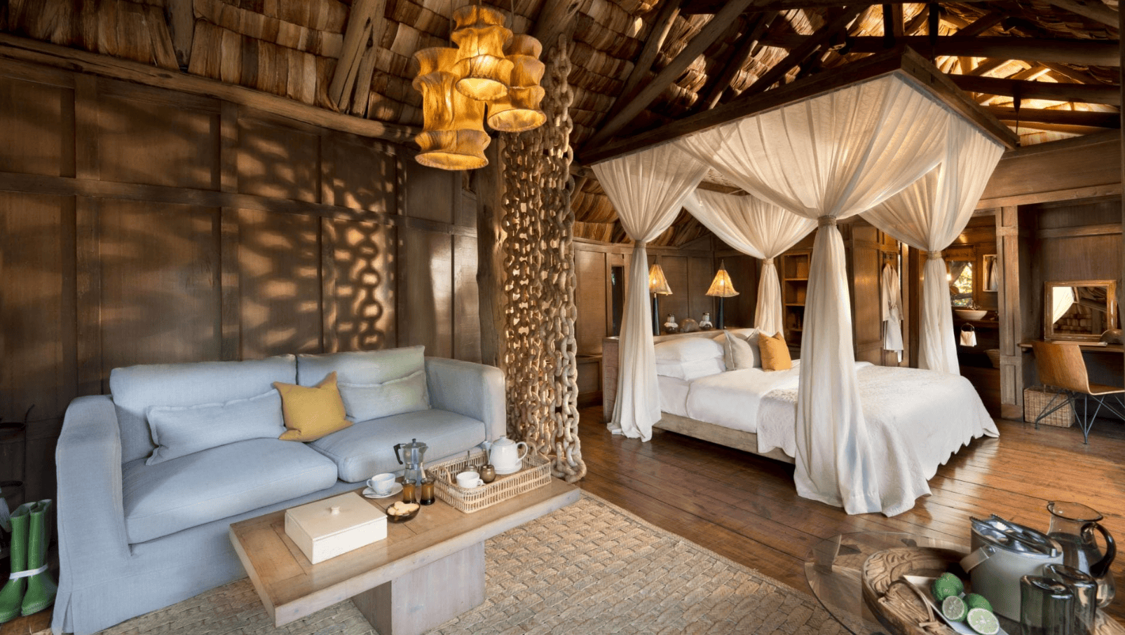 Luxuriöses Schlafzimmer mit Himmelbett und warmen Holzelementen