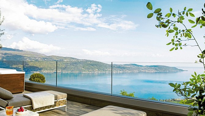 Liegen mit Ausblick auf den Gardasee