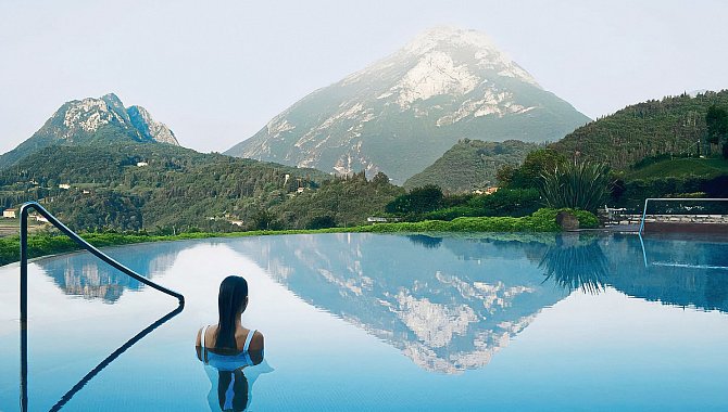 Pool mit Ausblick auf Berge