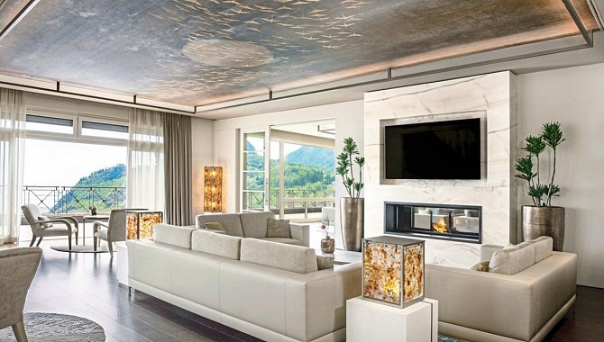 Aufenthaltsraum mit Kamin