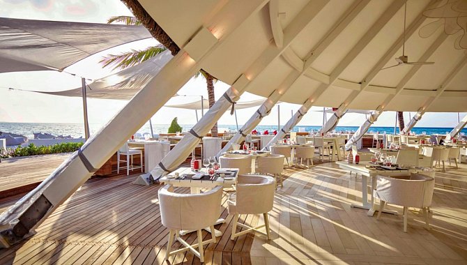 Hotelrestaurant mit Blick auf das Meer