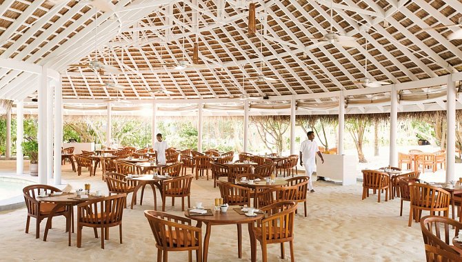 Hotel Restaurant unter einem großen Pavillondach, die Seiten sind offen.