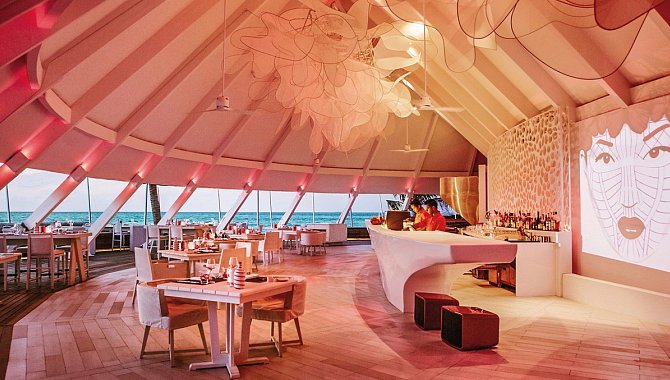 Ein Hotel Restaurant mit Blick auf das Meer.