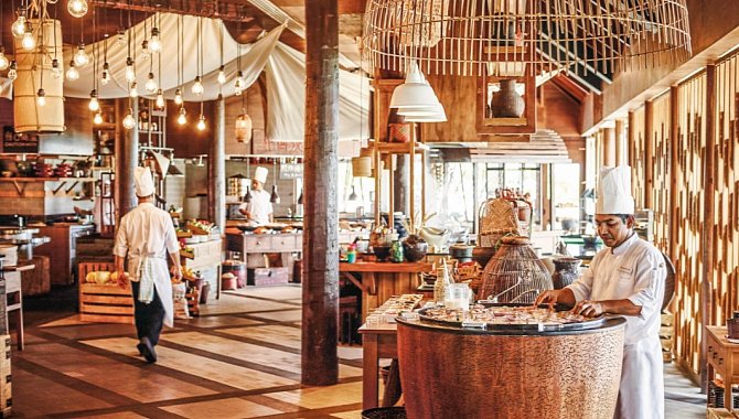 Eines der Restaurants, In natürlichen Farben gehalten