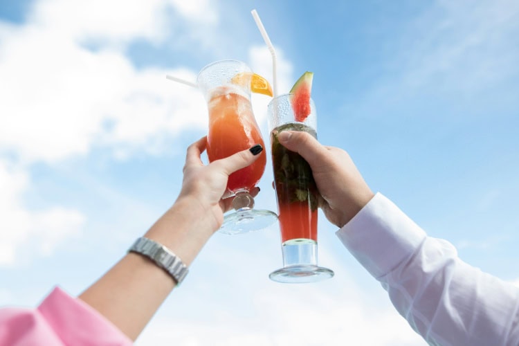 Anstoßen mit Cocktails