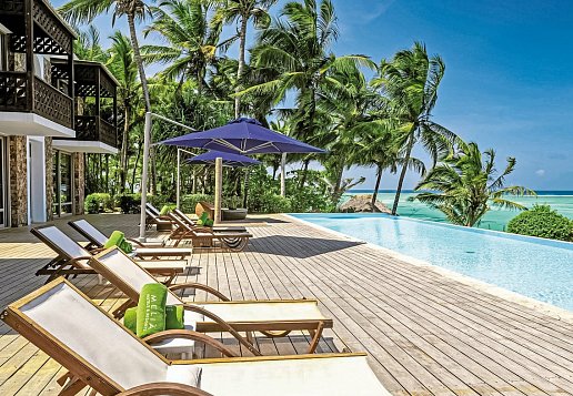 Pool und Sonnenliegen