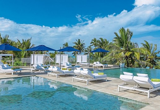 Pool und Sonnenliegen