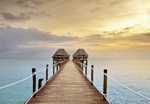 Langer Steg mit zwei Pavillons