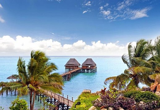 Langer Steg mit zwei Pavillons