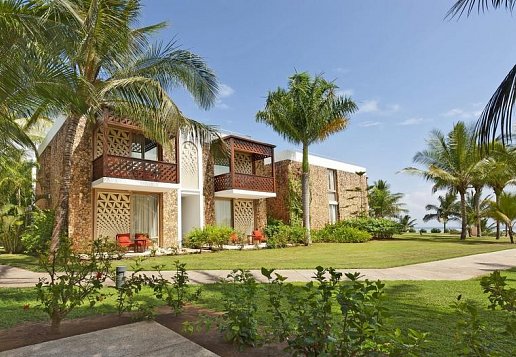 Hotelgebäude mit Garten