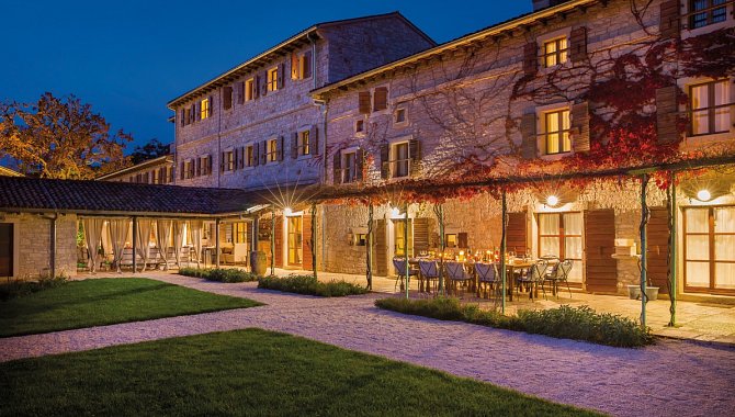 Hotelgebäude und gedeckter Esstisch im Abendlicht