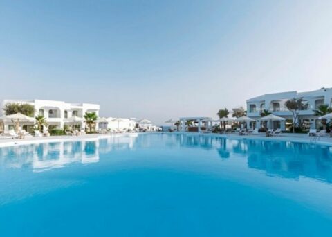 Poolanlage und Hotel