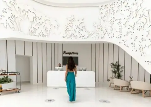 Die Hotellobby ist in weiß gehalten.