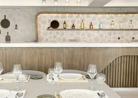 Eine große Moderne Bar mit einem gedeckten Tisch im Vordergrund.