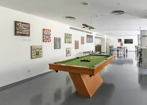 Der moderne Billardtisch.