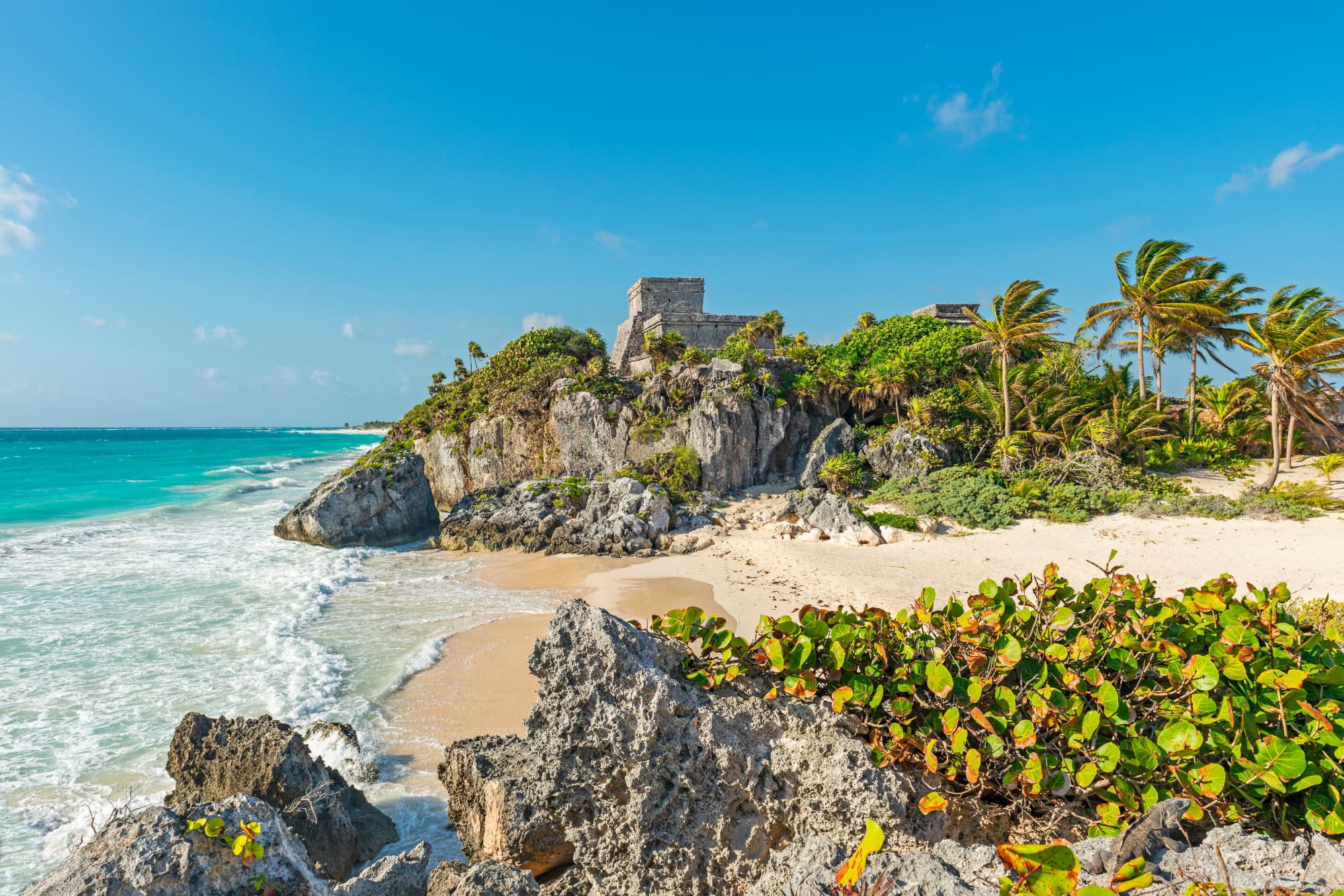 Strand und Tempel an der Küste von Tulum