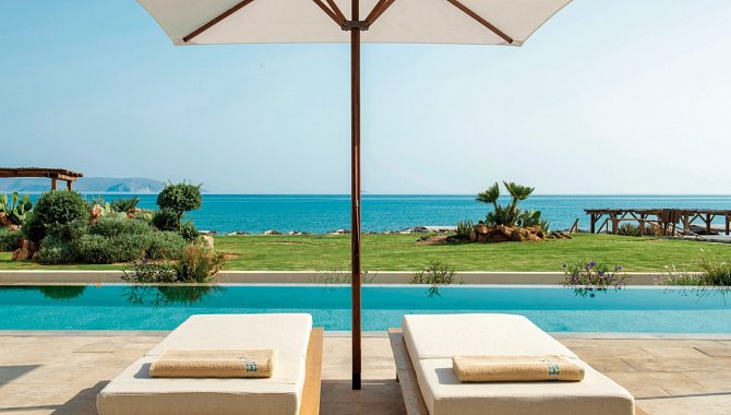 Sonnenliegen am Pool