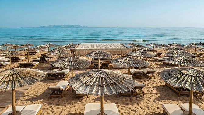 Sonnenliegen am Meer