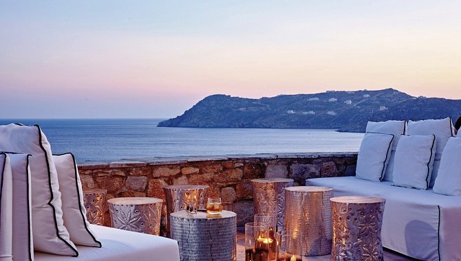 Outdoor-Lounge am Abend