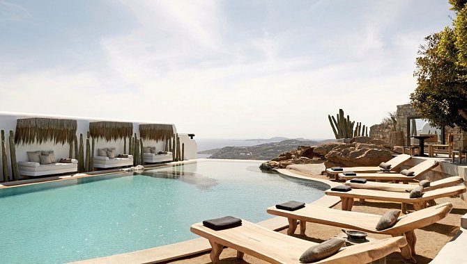 Pool mit Sonnenliegen