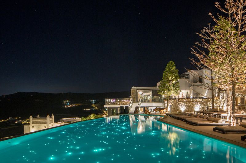 Beleuchtet Pool in der Nacht