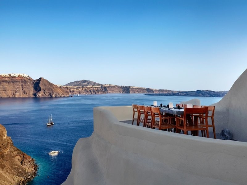 Esstisch mit Ausblick aufs Meer