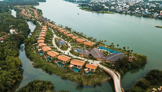 Weitläufige Resortanlage mit Pools, Villen und direkter Flusslage