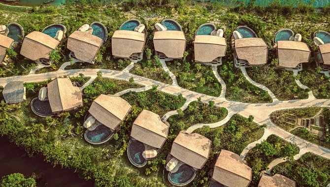 Luftaufnahme der Resortanlage mit Reihen von Villen und Pools