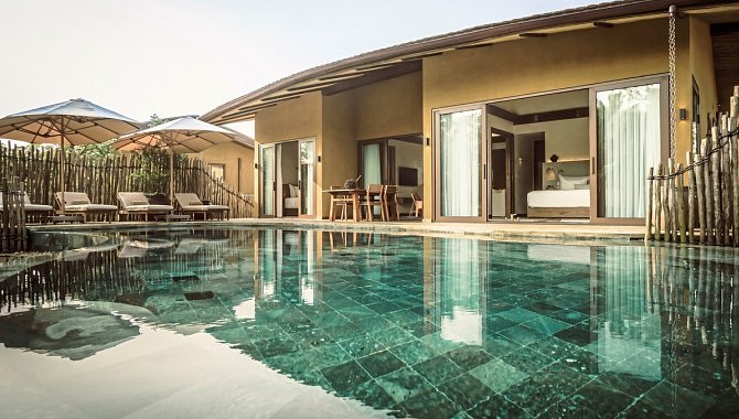 Privater Pool mit Liegen und Sonnenschirmen im Namia River Retreat