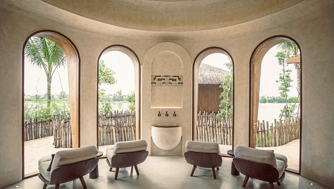 Runder Spa-Bereich mit Sesseln, Bögen und Blick ins Grüne