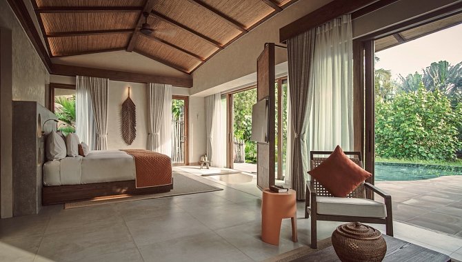 Luxuriöses Zimmer mit Himmelbett und direktem Zugang zum Gartenpool