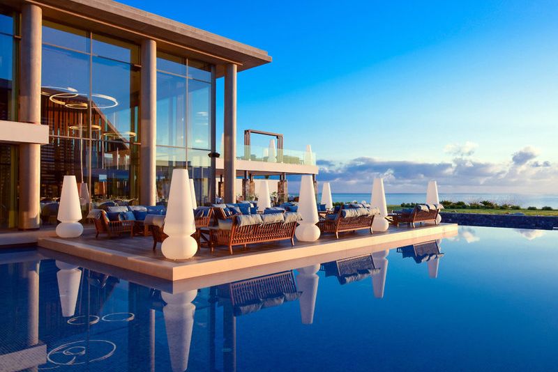 Pool mit kleiner Terrasse