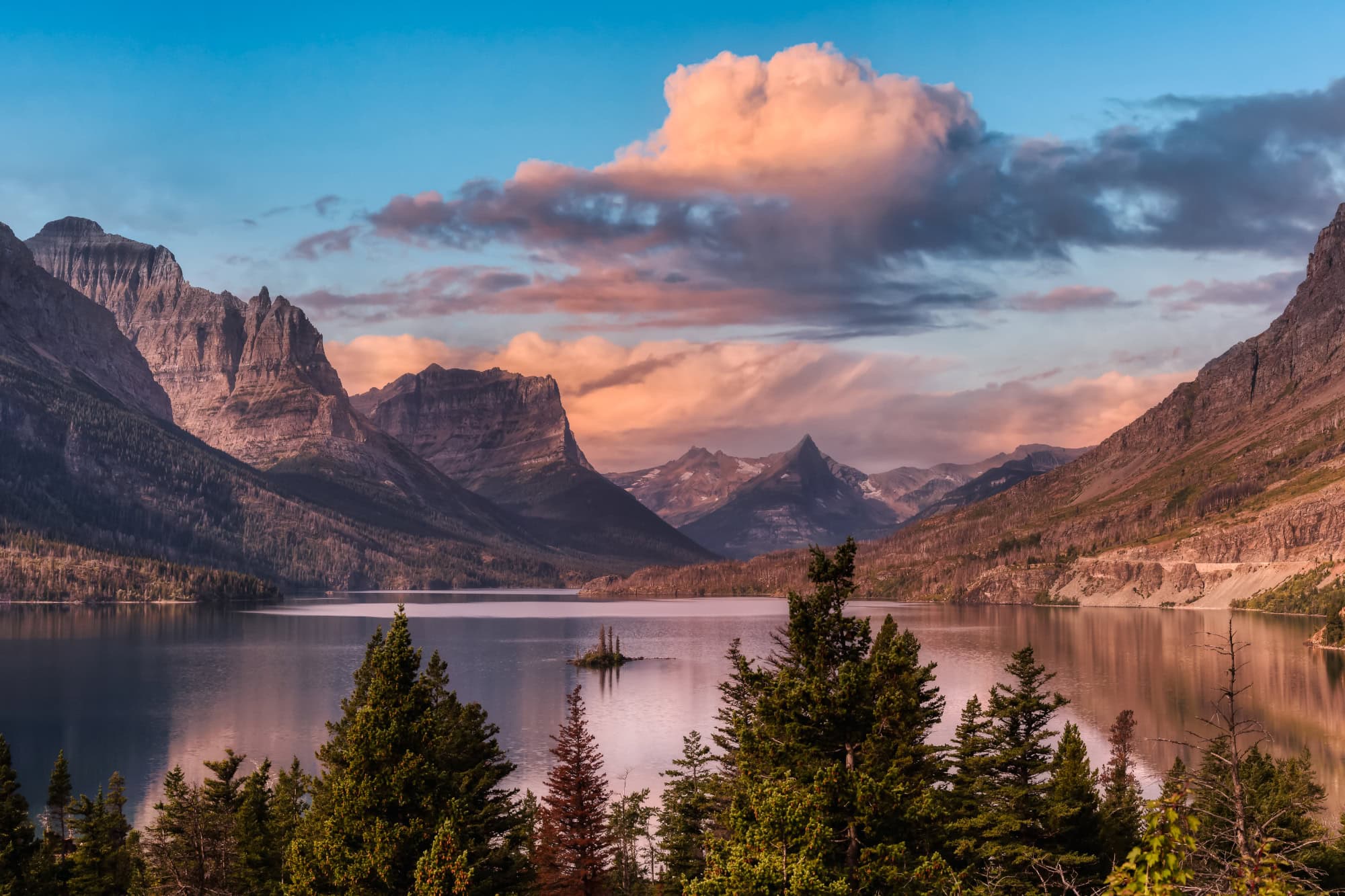 Blick auf einen ruhigen Bergsee in den Rocky Mountains bei Sonnenuntergang
