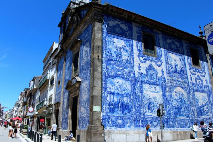 Traditionelle blau bemalte Fliesen an Häuserwand