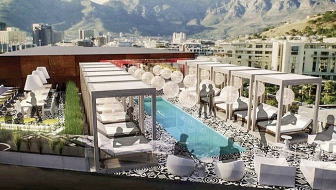 Dachterrasse mit Pool und Liegen