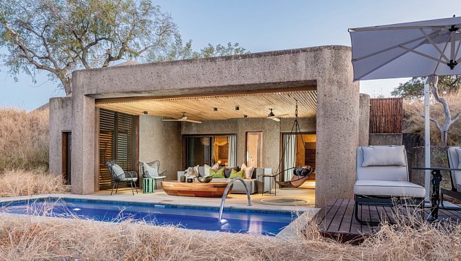 Hotelgebäude und Pool